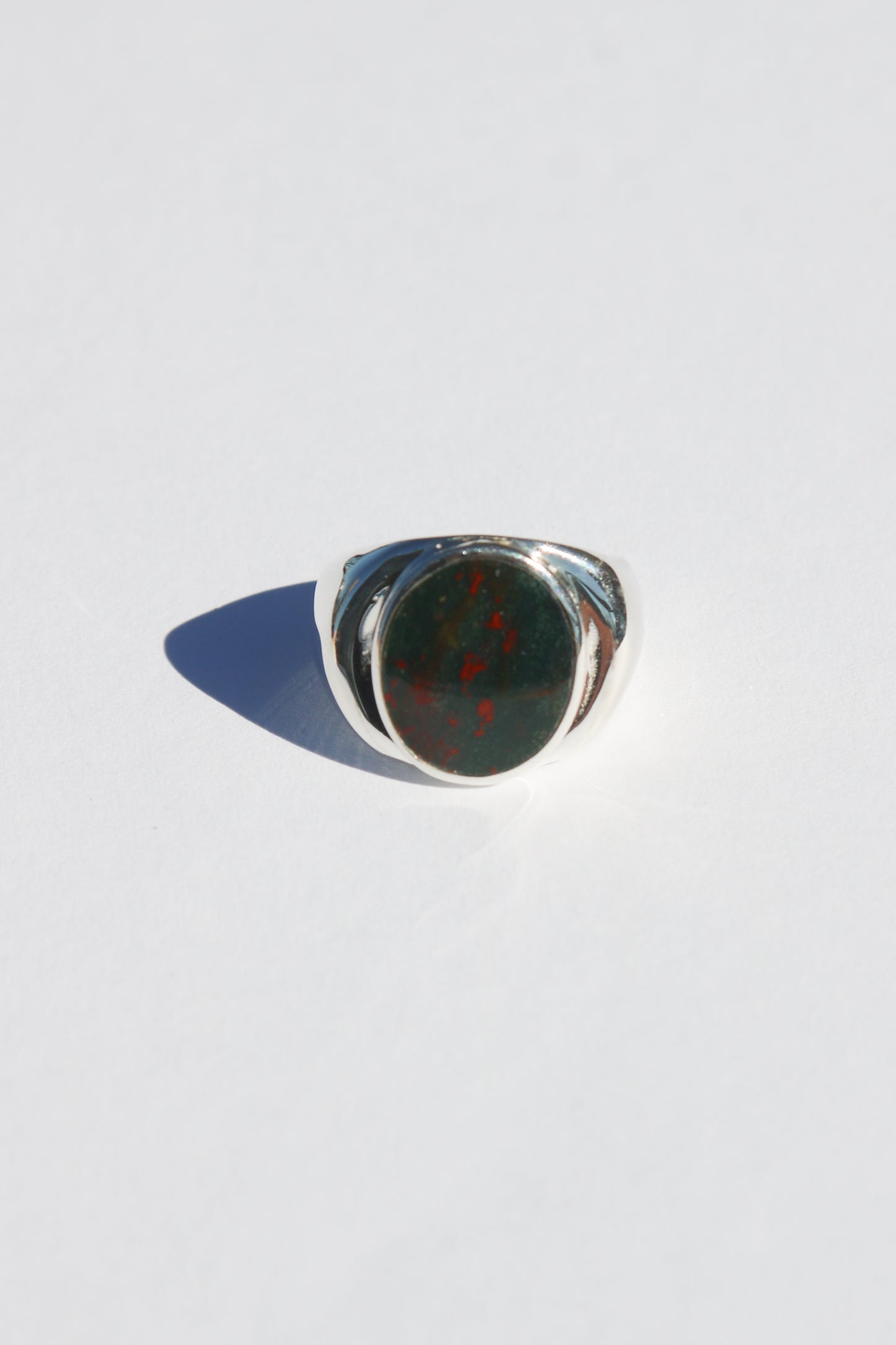Perlmutte Heliotrope Ring
