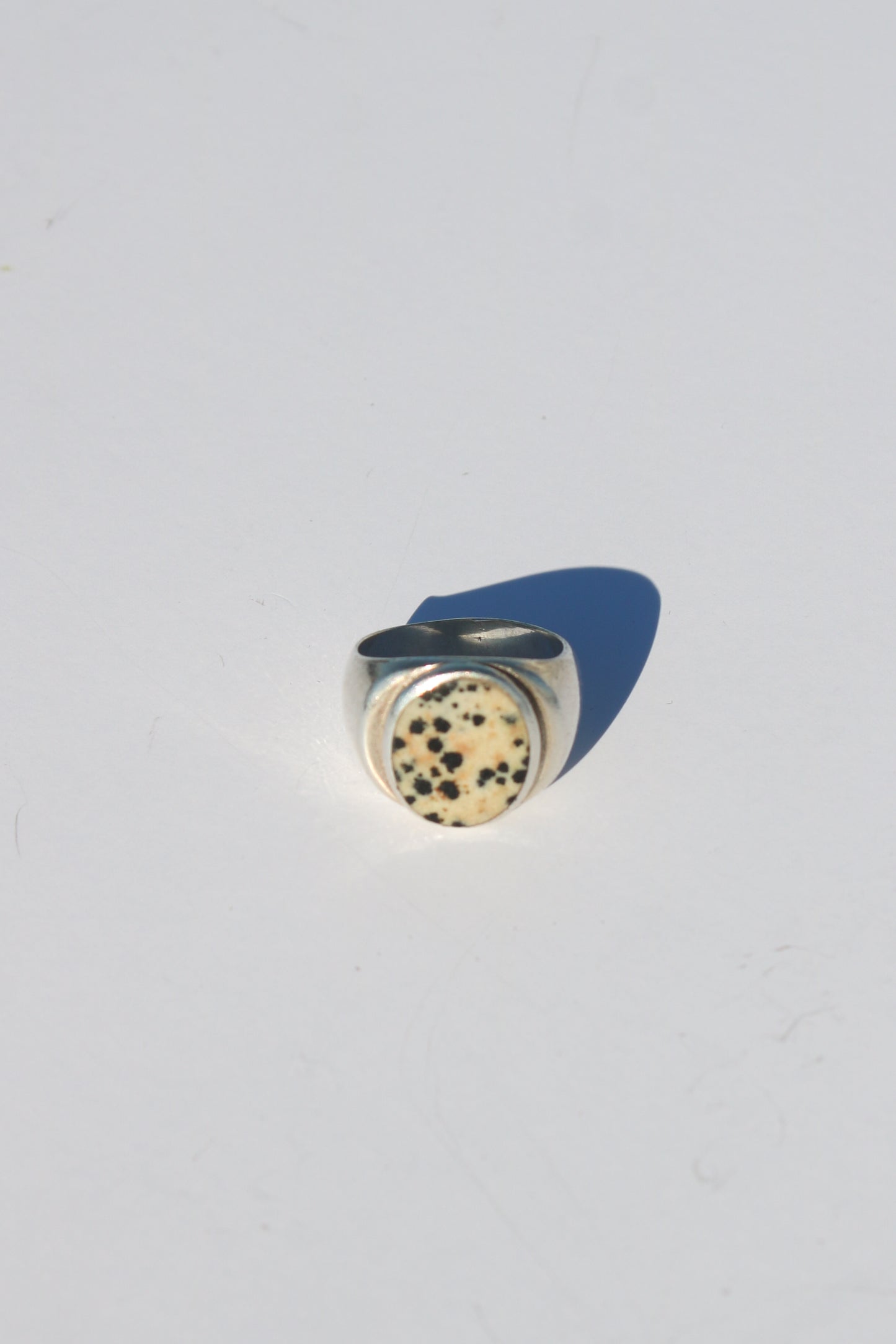 Perlmutte Dalmatian Jasper Ring